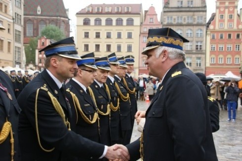 Wojew&oacute;dzkie Obchody Dnia Strażaka we Wrocławiu &ndash; odznaczenia dla prezydenta Legnicy i komendanta PSP